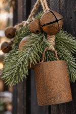 Roestige kerstbellen hanger met dennentakken | Landelijke kerstdecoratie - Afbeelding 2