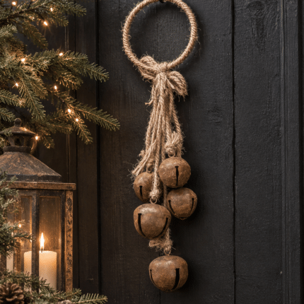 Roestbruine kerstbellen aan jute ring – landelijke hangdecoratie