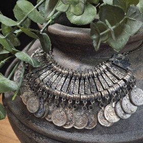Kruikketting met muntdetails op donkere kruik – landelijke stijl